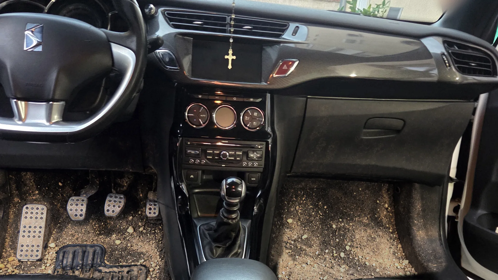 Unutrašnjost automobila prije čišćenja